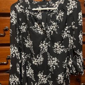 Vera Wang size medium blouse top